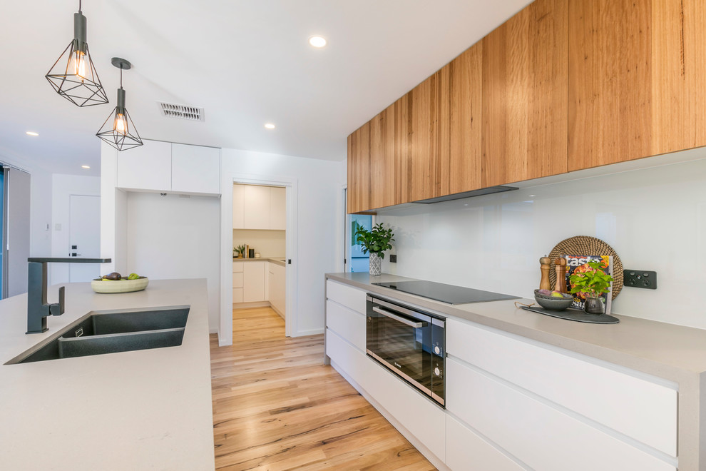 Example of a trendy kitchen design in Canberra - Queanbeyan