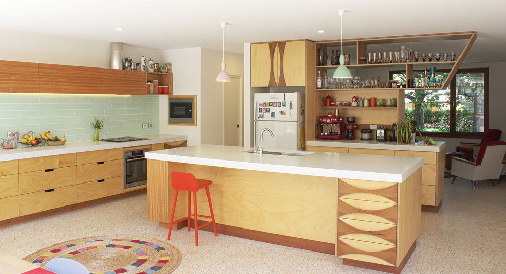 Esempio di una cucina moderna con lavello sottopiano, ante lisce, ante in legno chiaro, paraspruzzi verde, paraspruzzi con piastrelle diamantate e elettrodomestici bianchi