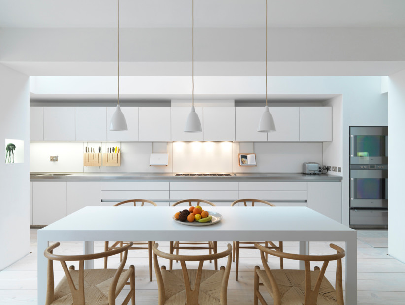 Стильный дизайн: прямая кухня среднего размера в современном стиле с обеденным столом - последний тренд