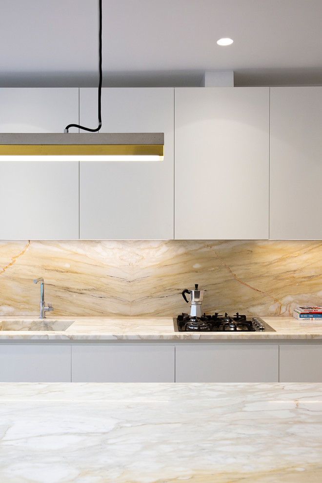 Idéer för mellanstora funkis flerfärgat kök, med en integrerad diskho, släta luckor, marmorbänkskiva, flerfärgad stänkskydd, stänkskydd i marmor, integrerade vitvaror, ljust trägolv, en köksö, beiget golv och grå skåp
