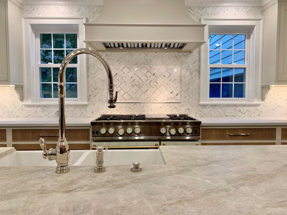 Stilmix Küche mit bunter Rückwand, Rückwand aus Marmor, Kalkstein, Kücheninsel, blauem Boden und grauer Arbeitsplatte in Philadelphia