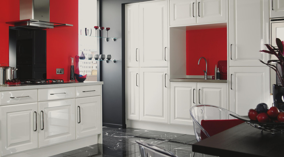 ハンプシャーにあるラグジュアリーなコンテンポラリースタイルのおしゃれなキッチン (フラットパネル扉のキャビネット、白いキャビネット、木材カウンター) の写真