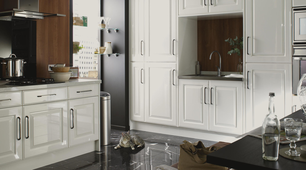 Diseño de cocina contemporánea con armarios con paneles lisos, puertas de armario blancas y encimera de madera