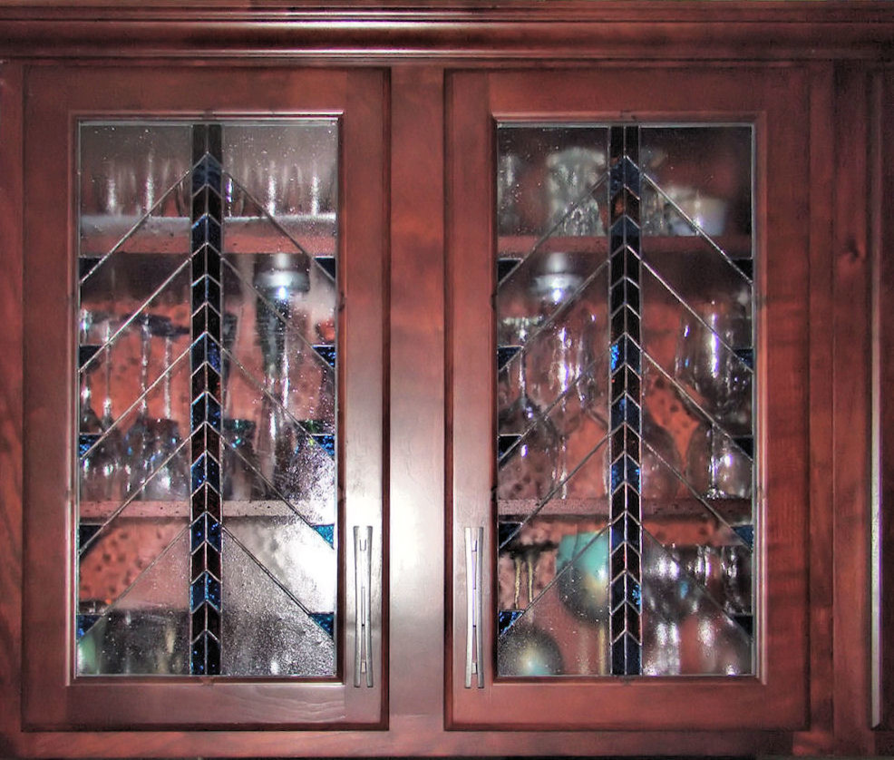 Пример оригинального дизайна: кухня в классическом стиле с стеклянными фасадами