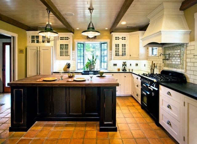 Пример оригинального дизайна: отдельная, угловая кухня в морском стиле с с полувстраиваемой мойкой (с передним бортиком), белыми фасадами, деревянной столешницей, белым фартуком, фартуком из плитки кабанчик, черной техникой и островом