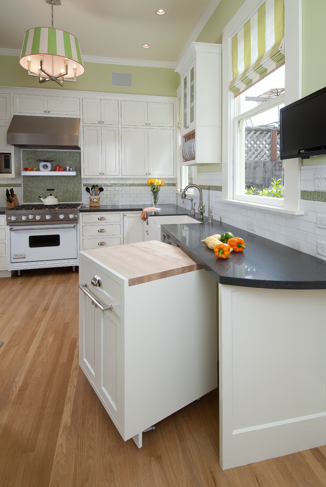 Idéer för ett modernt kök, med vita vitvaror, en rustik diskho, luckor med infälld panel, vita skåp, grönt stänkskydd, stänkskydd i mosaik och bänkskiva i kvarts