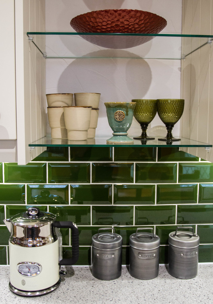 Foto di una cucina classica di medie dimensioni con ante in stile shaker, top in superficie solida, paraspruzzi verde, paraspruzzi con piastrelle diamantate e pavimento in vinile