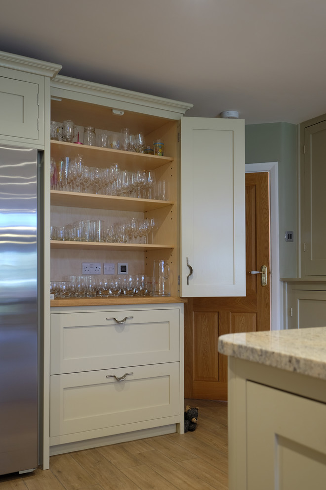 Modern inredning av ett stort grå grått kök, med en rustik diskho, skåp i shakerstil, gröna skåp, granitbänkskiva, flerfärgad stänkskydd, stänkskydd i sten, rostfria vitvaror, klinkergolv i porslin, en köksö och flerfärgat golv