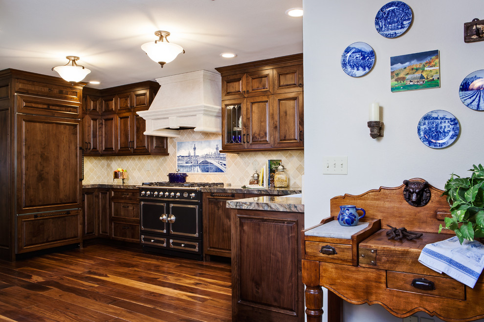 Exempel på ett mellanstort lantligt kök, med en rustik diskho, luckor med profilerade fronter, skåp i mörkt trä, granitbänkskiva, blått stänkskydd, stänkskydd i stenkakel, integrerade vitvaror och mörkt trägolv