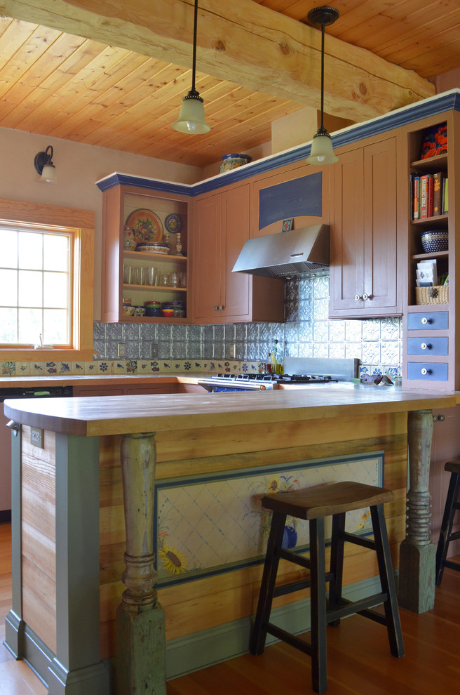 ボイシにあるラスティックスタイルのおしゃれなキッチン (木材カウンター、メタリックのキッチンパネル、メタルタイルのキッチンパネル) の写真