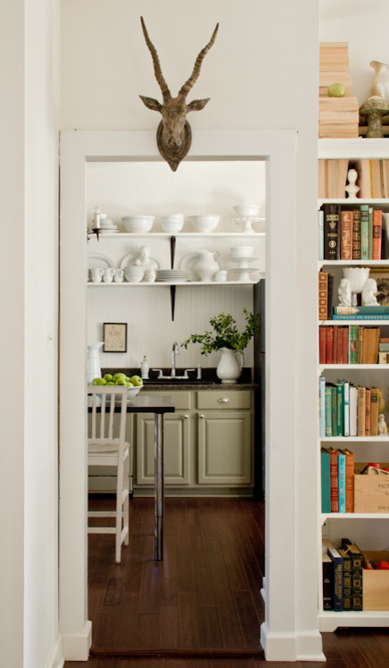 Foto de cocina bohemia cerrada con armarios con paneles con relieve y puertas de armario verdes