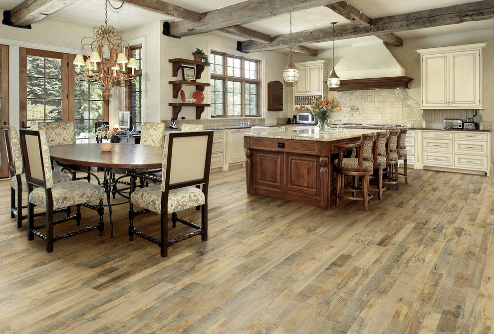 Ispirazione per una grande cucina stile rurale con pavimento in legno massello medio
