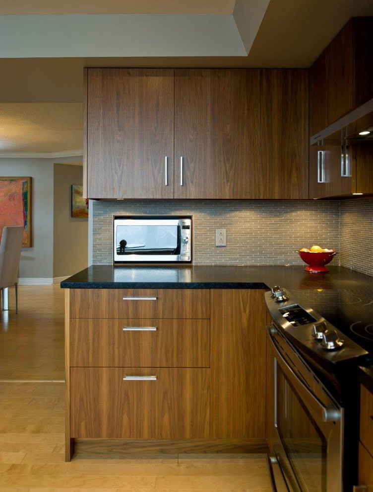 Foto di una piccola cucina design con lavello sottopiano, ante lisce, ante in legno scuro, elettrodomestici in acciaio inossidabile, parquet chiaro e pavimento beige