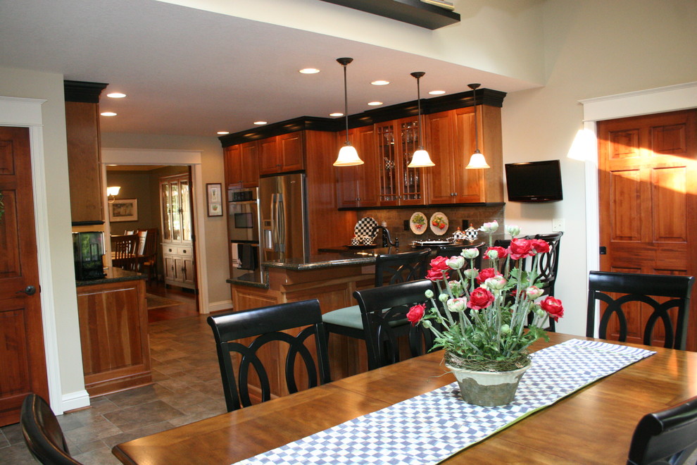 Exempel på ett mellanstort klassiskt kök, med luckor med upphöjd panel, skåp i mellenmörkt trä, granitbänkskiva, grått stänkskydd, rostfria vitvaror, en dubbel diskho, stänkskydd i stenkakel, mörkt trägolv, en halv köksö och brunt golv