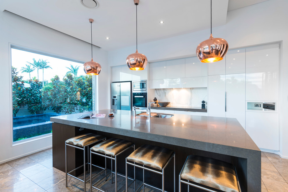 Einzeilige, Mittelgroße Moderne Wohnküche mit weißen Schränken, Rückwand aus Keramikfliesen, Keramikboden und Kücheninsel in Brisbane