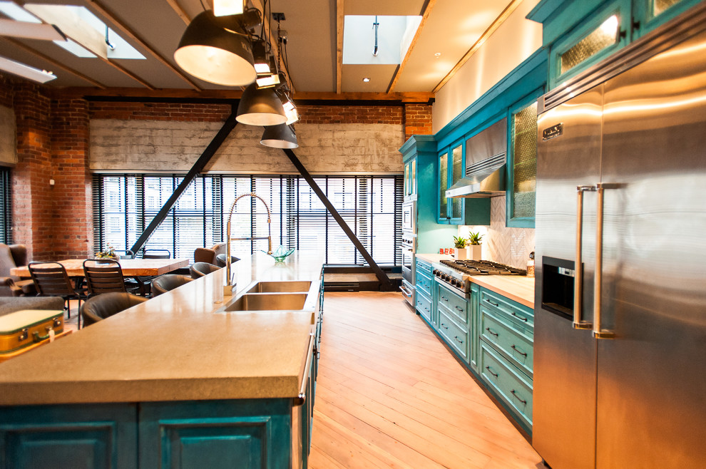 Идея дизайна: параллельная кухня в современном стиле с бирюзовыми фасадами, столешницей из бетона, техникой из нержавеющей стали и двойной мойкой