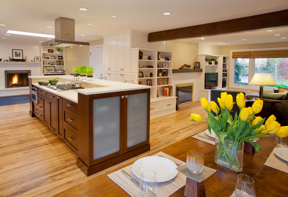 Immagine di una cucina moderna con lavello sottopiano, ante con riquadro incassato, ante in legno bruno, top in quarzo composito, paraspruzzi beige, paraspruzzi con piastrelle di vetro e elettrodomestici in acciaio inossidabile