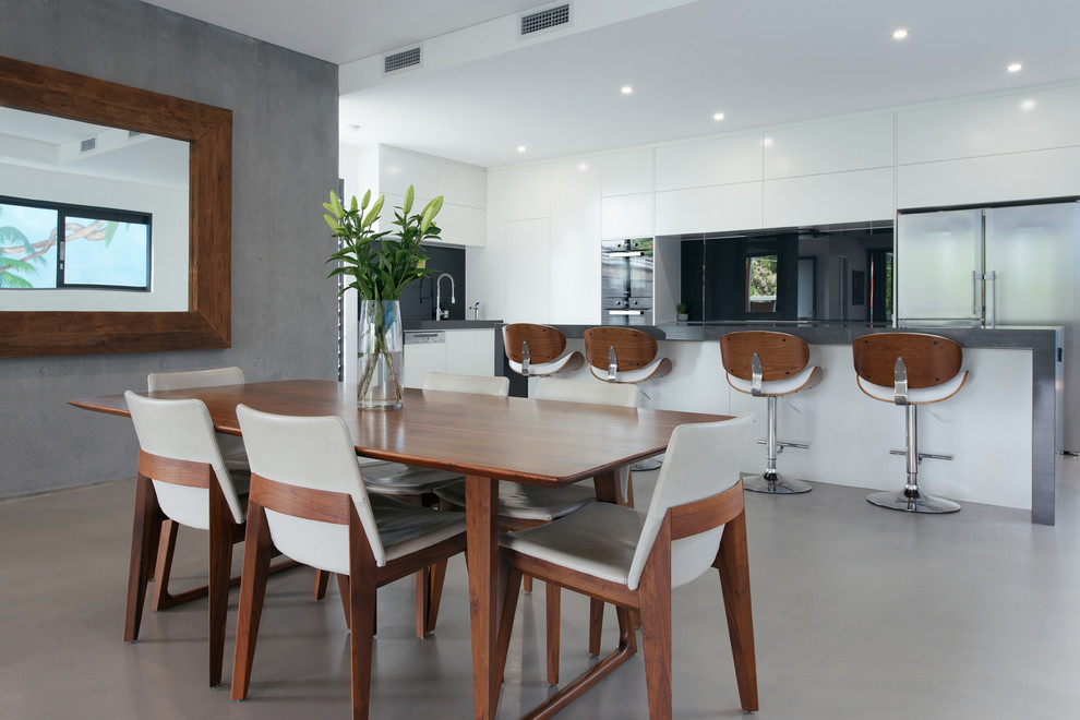Idée de décoration pour une grande cuisine blanche et bois design.