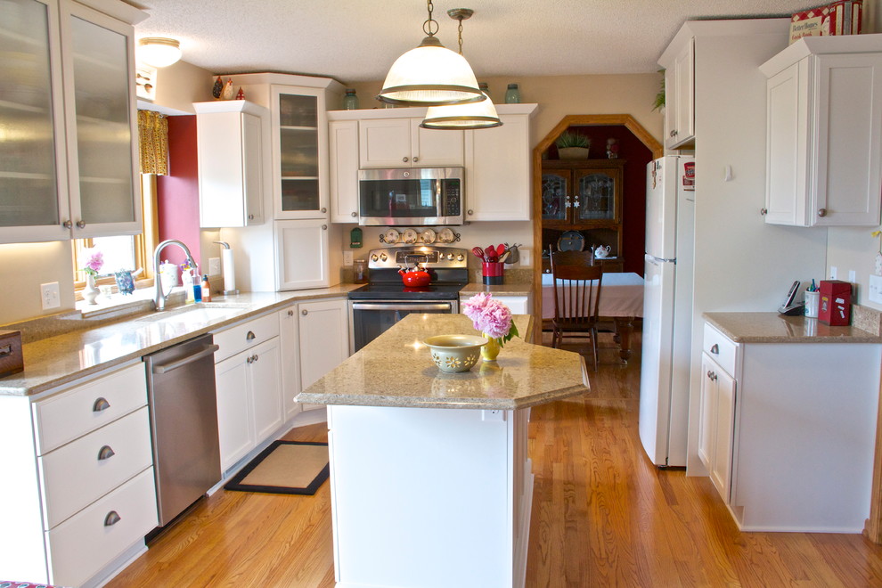 Immagine di una cucina classica di medie dimensioni con lavello sottopiano, ante lisce, ante bianche, top in quarzite, elettrodomestici in acciaio inossidabile e parquet chiaro