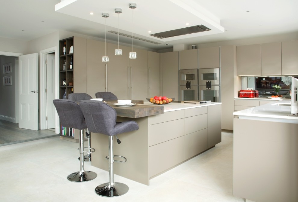 ロンドンにあるコンテンポラリースタイルのおしゃれなキッチン (フラットパネル扉のキャビネット、茶色いキャビネット、ミラータイルのキッチンパネル、シルバーの調理設備、白い床、白いキッチンカウンター) の写真