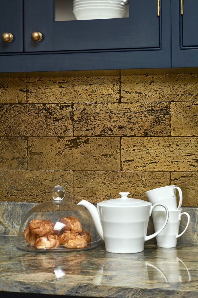 Exempel på ett stort klassiskt kök, med en integrerad diskho, luckor med profilerade fronter, blå skåp, granitbänkskiva, stänkskydd i stenkakel, rostfria vitvaror, mellanmörkt trägolv, en köksö och brunt golv