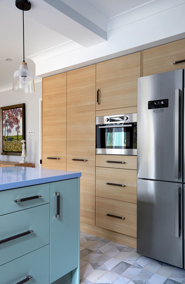 Idéer för ett klassiskt blå kök, med flerfärgad stänkskydd, skåp i ljust trä, stänkskydd i mosaik, klinkergolv i porslin, en halv köksö och grått golv