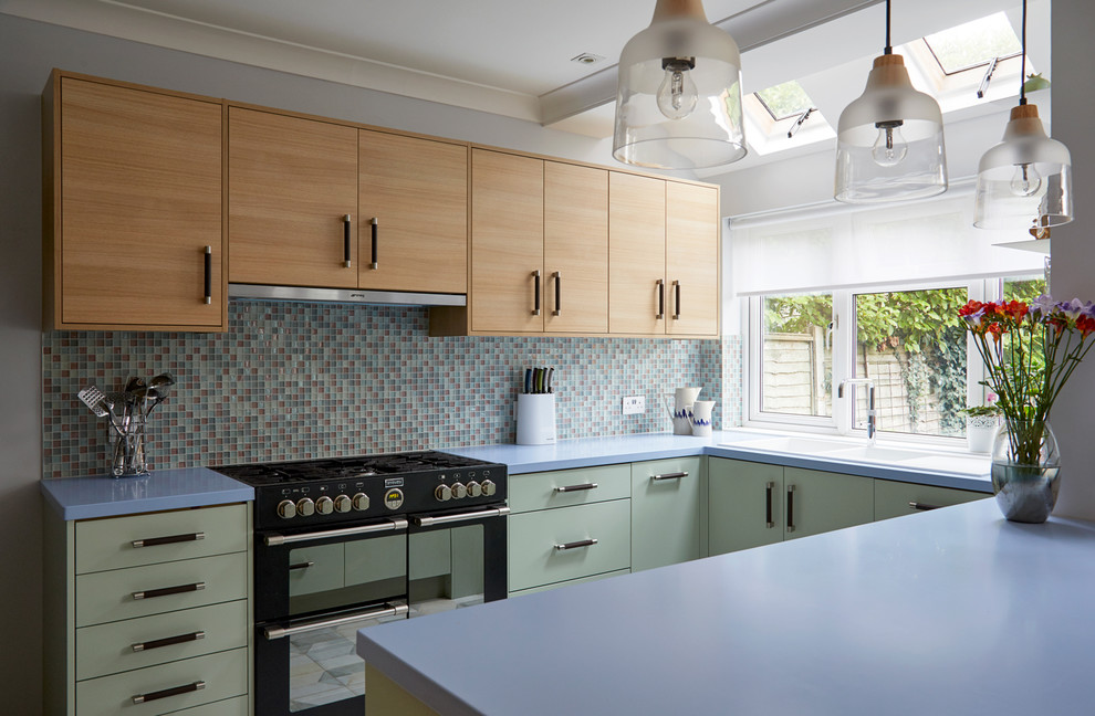 Modelo de cocina clásica renovada con salpicadero multicolor, encimeras azules, salpicadero con mosaicos de azulejos y península