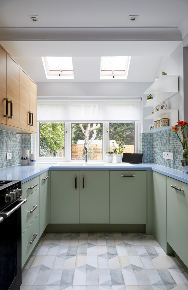 Esempio di una cucina chic con paraspruzzi multicolore, top blu, ante in legno chiaro, paraspruzzi con piastrelle a mosaico, pavimento in gres porcellanato, penisola e pavimento grigio