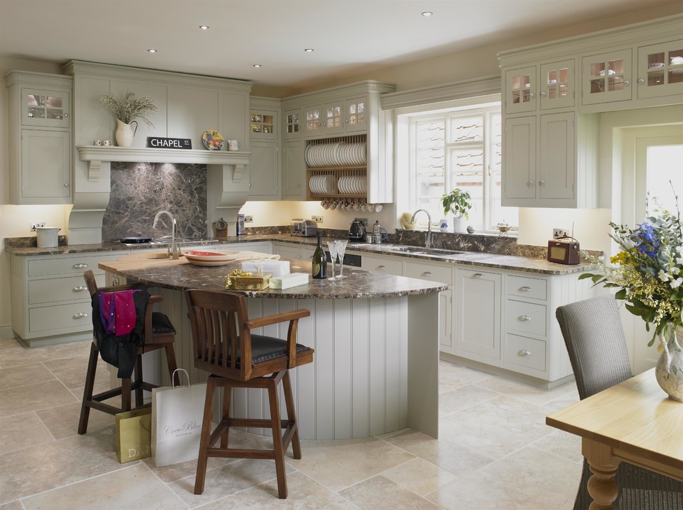 Exempel på ett mellanstort klassiskt kök, med grå skåp, granitbänkskiva, svart stänkskydd, en köksö, en dubbel diskho, skåp i shakerstil och beiget golv
