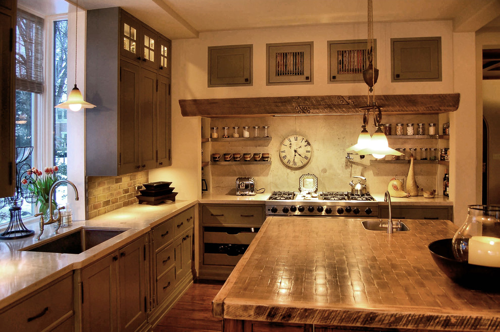 Foto på ett rustikt kök, med rostfria vitvaror och träbänkskiva
