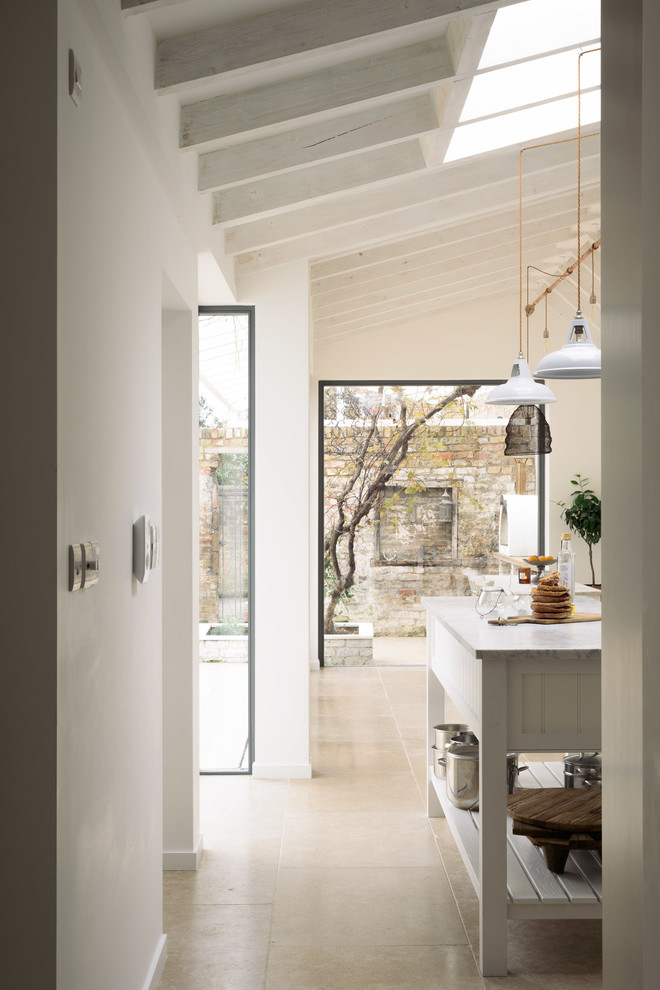 Esempio di una cucina classica di medie dimensioni con ante in stile shaker, ante beige, top in marmo, paraspruzzi bianco, pavimento in pietra calcarea e pavimento beige