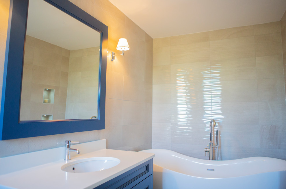 Idéer för ett mellanstort klassiskt badrum, med skåp i shakerstil, grå skåp, mellanmörkt trägolv och brunt golv