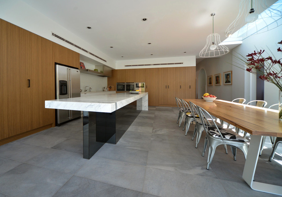 Exempel på ett modernt kök, med rostfria vitvaror, klinkergolv i keramik, en köksö och grått golv