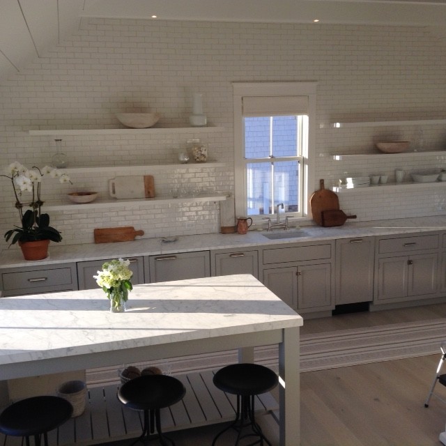 Inspiration för stora klassiska kök med öppen planlösning, med marmorbänkskiva, vitt stänkskydd, stänkskydd i keramik, en undermonterad diskho, skåp i shakerstil, grå skåp, rostfria vitvaror, ljust trägolv, en halv köksö och beiget golv