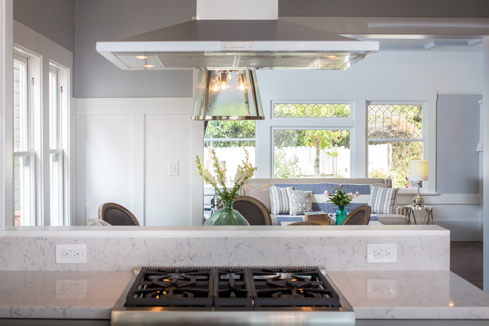 Immagine di una cucina stile americano di medie dimensioni con ante grigie e top in marmo