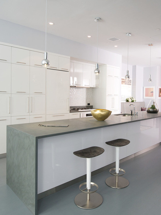Example of a mid-sized trendy u-shaped eat-in kitchen design in New York with an undermount sink, shaker cabinets, white cabinets, granite countertops, mosaic tile backsplash, stainless steel appliances and an island