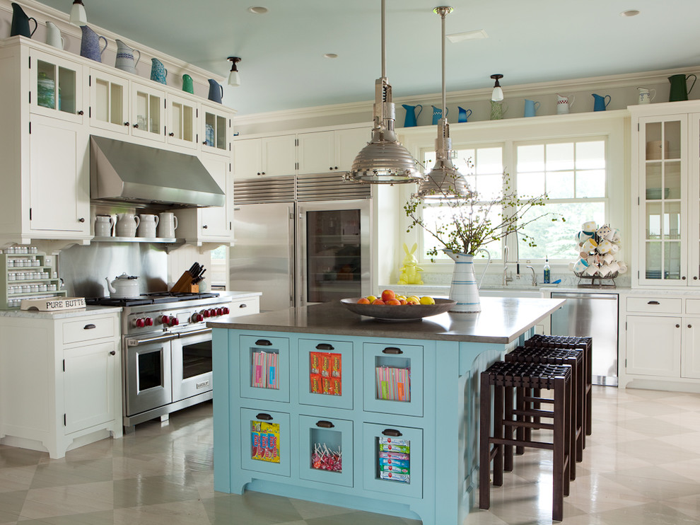 Foto på ett stort vintage kök med öppen planlösning, med en rustik diskho, skåp i shakerstil, granitbänkskiva, rostfria vitvaror, en köksö, blå skåp och målat trägolv