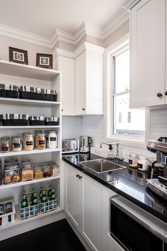 ブリスベンにあるトランジショナルスタイルのおしゃれなキッチン (シングルシンク、シェーカースタイル扉のキャビネット、白いキッチンパネル、サブウェイタイルのキッチンパネル) の写真
