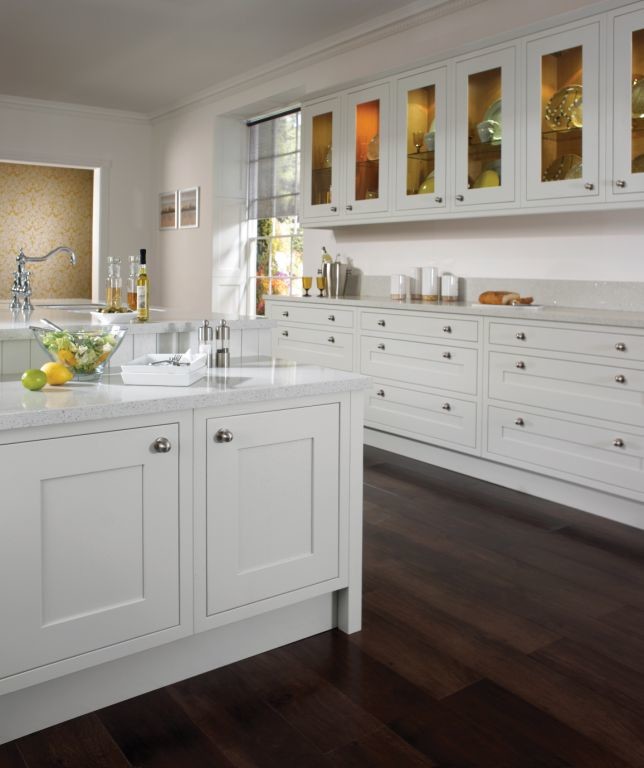 Esempio di una cucina design di medie dimensioni con lavello sottopiano, ante in stile shaker, ante bianche, top in quarzo composito, elettrodomestici in acciaio inossidabile, parquet scuro e top bianco