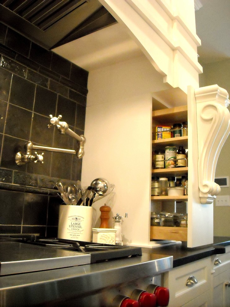 Example of a classic kitchen design in Indianapolis