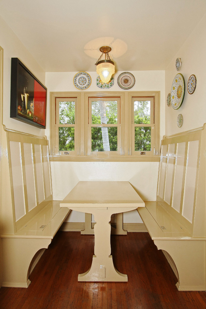 Inredning av ett medelhavsstil kök och matrum, med luckor med infälld panel, mellanmörkt trägolv, brunt golv och beige skåp