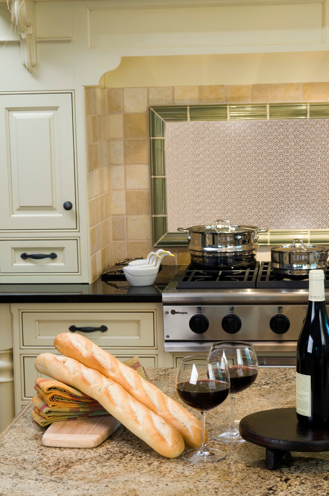 Idee per una cucina chic di medie dimensioni con paraspruzzi beige e paraspruzzi in marmo
