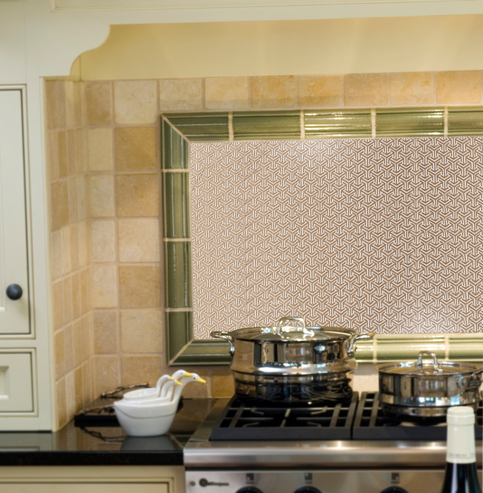 Foto di una cucina classica di medie dimensioni con paraspruzzi beige e paraspruzzi in marmo