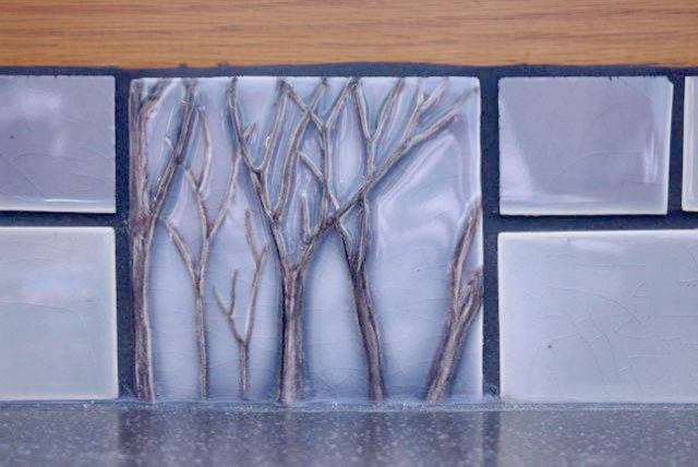 Modelo de cocina clásica pequeña con salpicadero azul y salpicadero de azulejos de cerámica