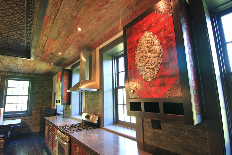 Esempio di una grande cucina etnica con lavello stile country, ante rosse, top in cemento, paraspruzzi grigio, elettrodomestici in acciaio inossidabile e parquet scuro