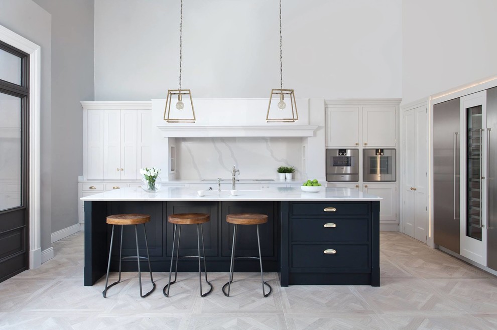 Idéer för ett mellanstort klassiskt vit l-kök, med en integrerad diskho, skåp i shakerstil, blå skåp, bänkskiva i koppar, vitt stänkskydd, stänkskydd i marmor, rostfria vitvaror, klinkergolv i porslin, en köksö och beiget golv