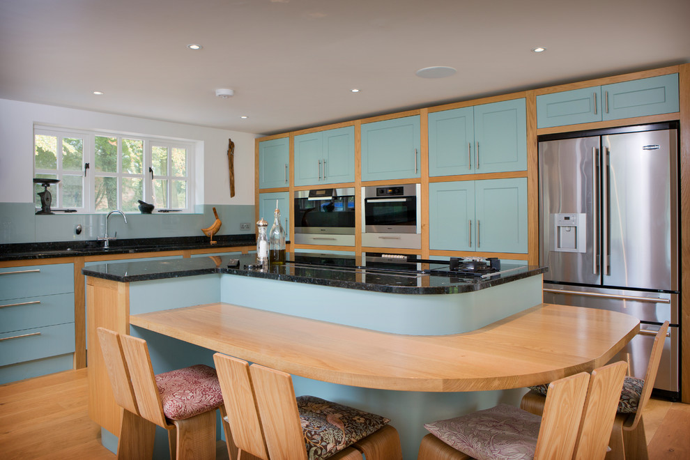Design ideas for a large traditional u-shaped kitchen in Oxfordshire with shaker cabinets, granite worktops, glass sheet splashback and an island.