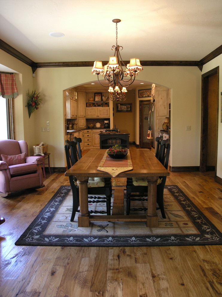 Foto di una sala da pranzo aperta verso la cucina tradizionale di medie dimensioni con pavimento in legno massello medio