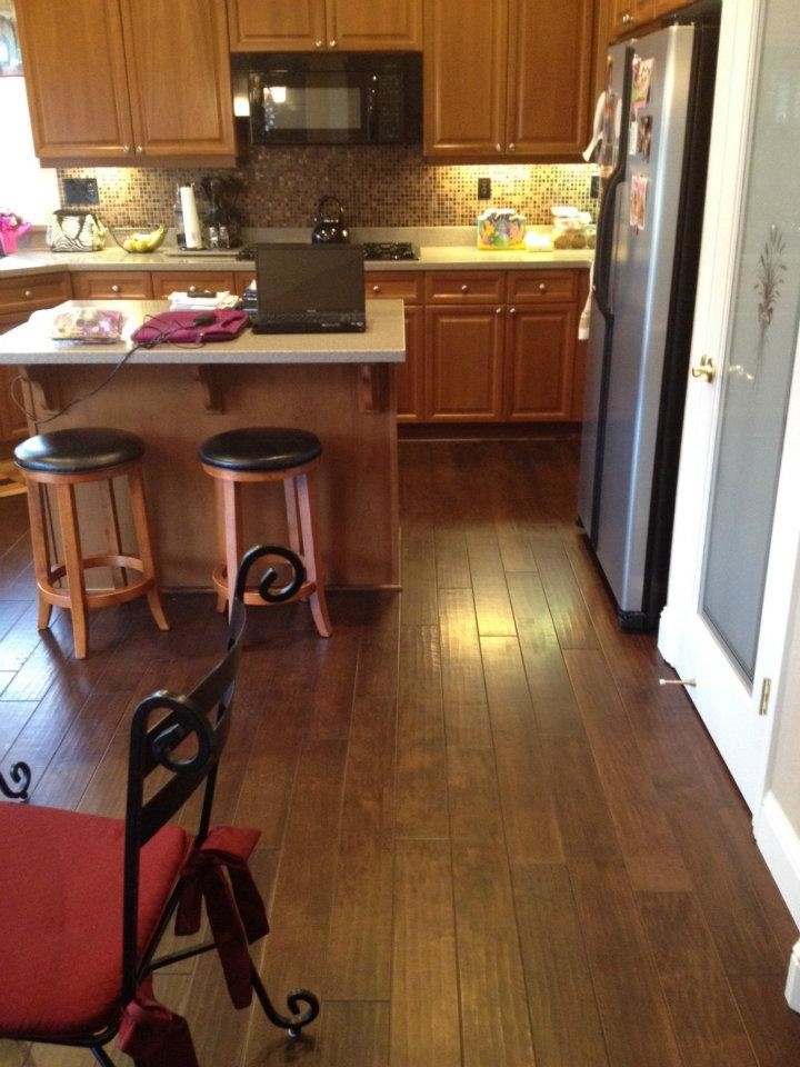Exempel på ett mellanstort klassiskt grå grått kök, med luckor med upphöjd panel, skåp i mellenmörkt trä, laminatbänkskiva, flerfärgad stänkskydd, stänkskydd i mosaik, rostfria vitvaror, mörkt trägolv, en köksö och brunt golv