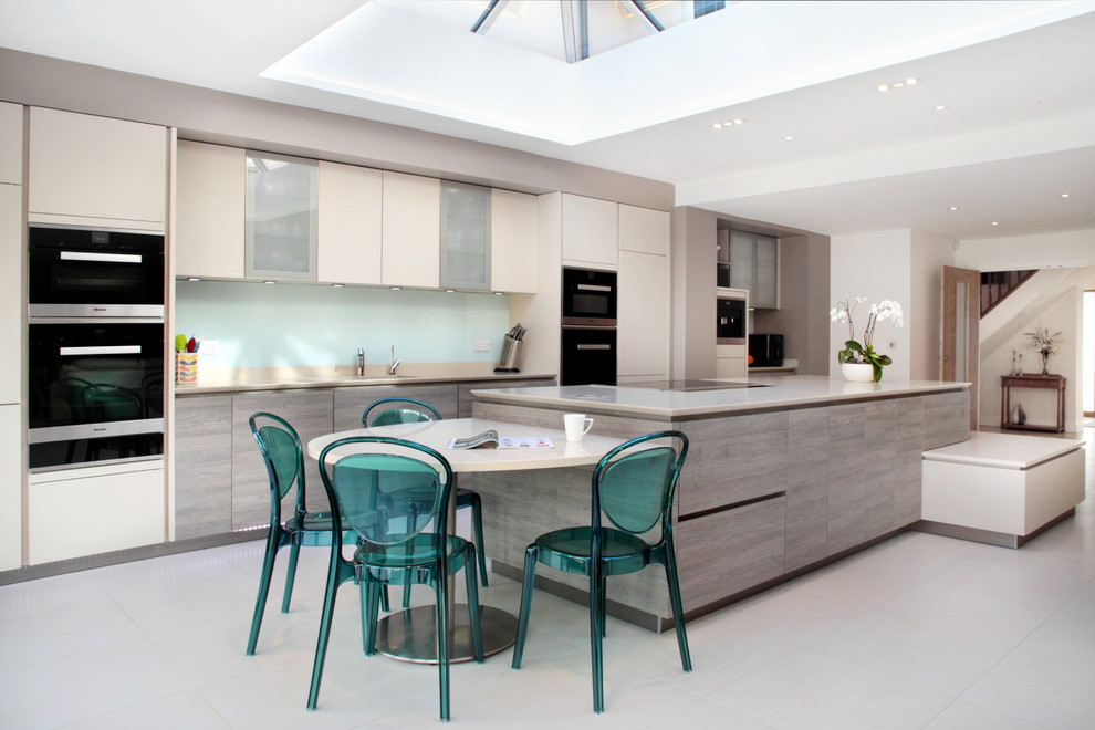 Handleless matt cashmere & grey wood effect kitchen/dining